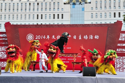 鬃人是京劇衍生品中唯一具有動態(tài)效果的，題材通常是京劇中的武戲場面。新京報記者 薛珺 攝